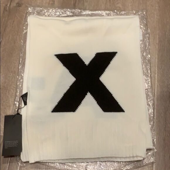 🎉last one left 🎉Armani Exchange Scarf 🧣 - Picture 2 of 7